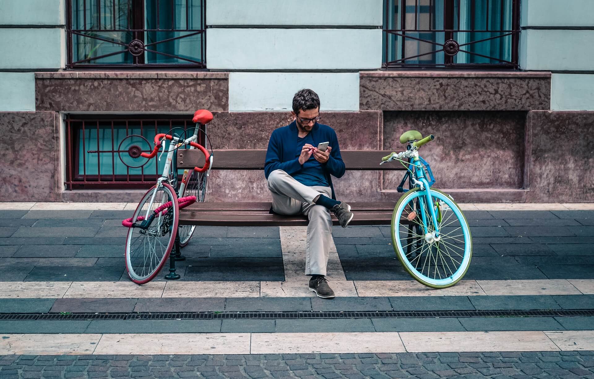 Kleiner Zwischenstopp gefällig? Gerade wer viel unterwegs ist, kann von den vielfältigen Job-Angeboten in der clickworker-app profitieren.